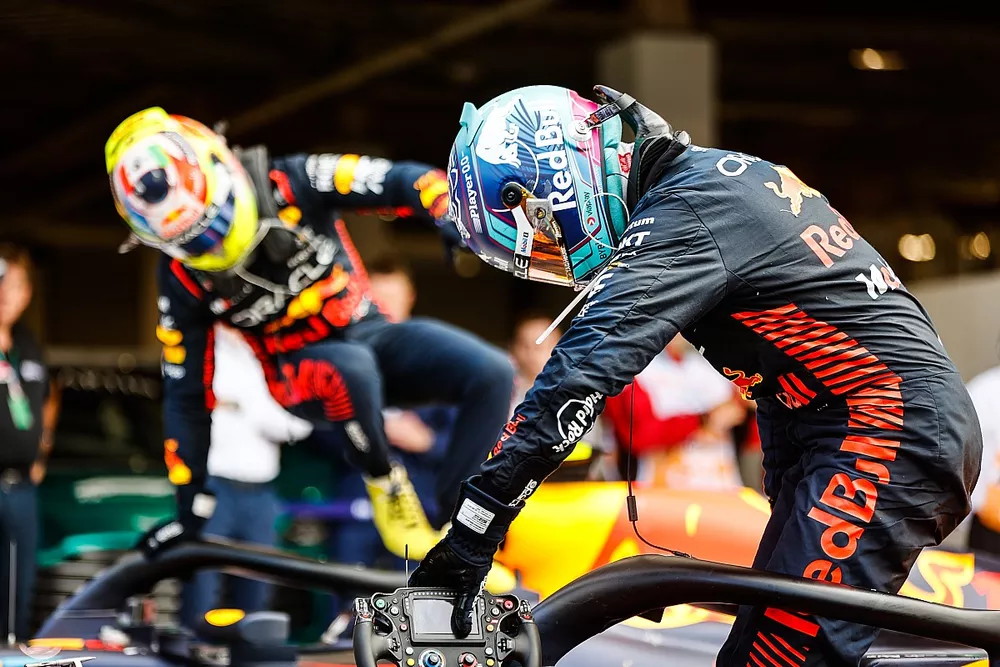 Max Verstappen, Red Bull Racing, 1&ordf; posici&oacute;n, y Sergio P&eacute;rez, Red Bull Racing, 2&ordf; posici&oacute;n, llegan al Parc Ferme