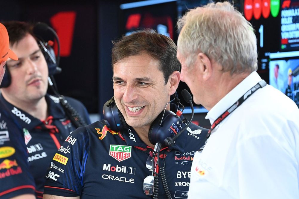 Pierre Wache, engenheiro de corrida da Red Bull Racing, Helmut Marko, consultor da Red Bull Racing, na garagem