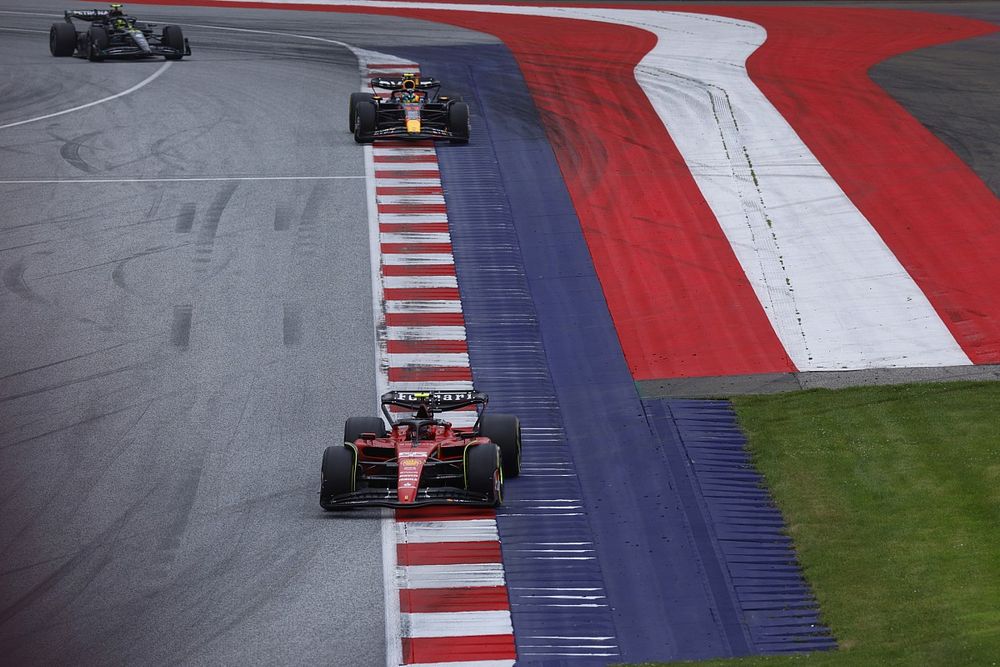 Carlos Sainz, Ferrari SF-23, Sergio Perez, Red Bull Racing RB19, Lewis Hamilton, Mercedes F1 W14