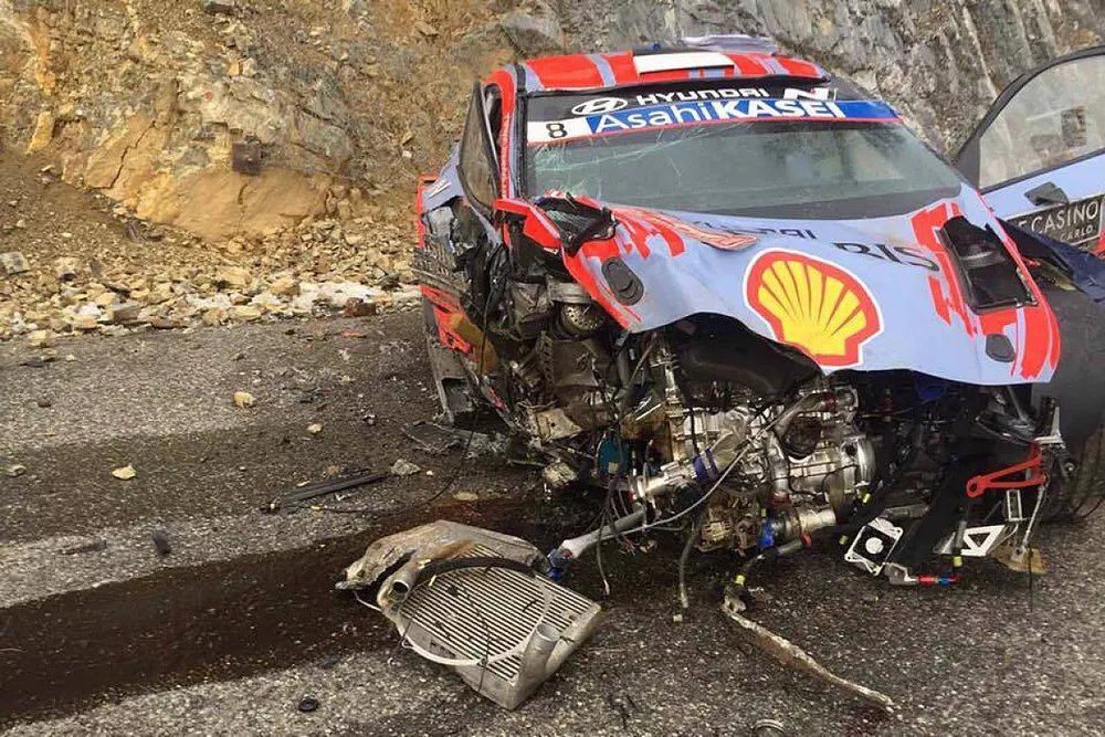 La voiture accidentée d'Ott Tanak, Martin Jarveoja, Hyundai i20 WRC