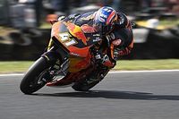 Binder priva a Martín de su primera victoria; Alex Márquez se complica