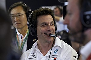 Wolff ontkracht geruchten over vertrek bij Mercedes