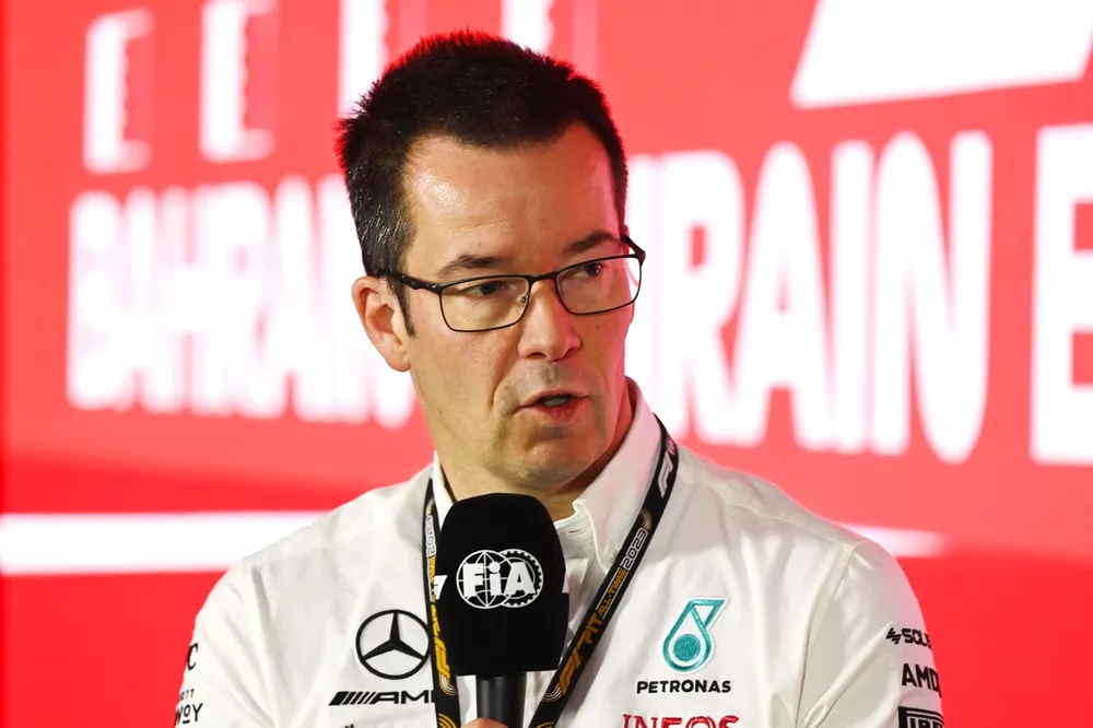 Mike Elliott, Director de Tecnolog&iacute;a de Mercedes-AMG, en una rueda de prensa