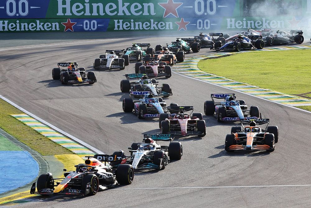 Max Verstappen, Red Bull Racing RB18, George Russell, Mercedes W13, followed by Lando Norris, McLaren MCL36, the rest of the pack at the start of the race