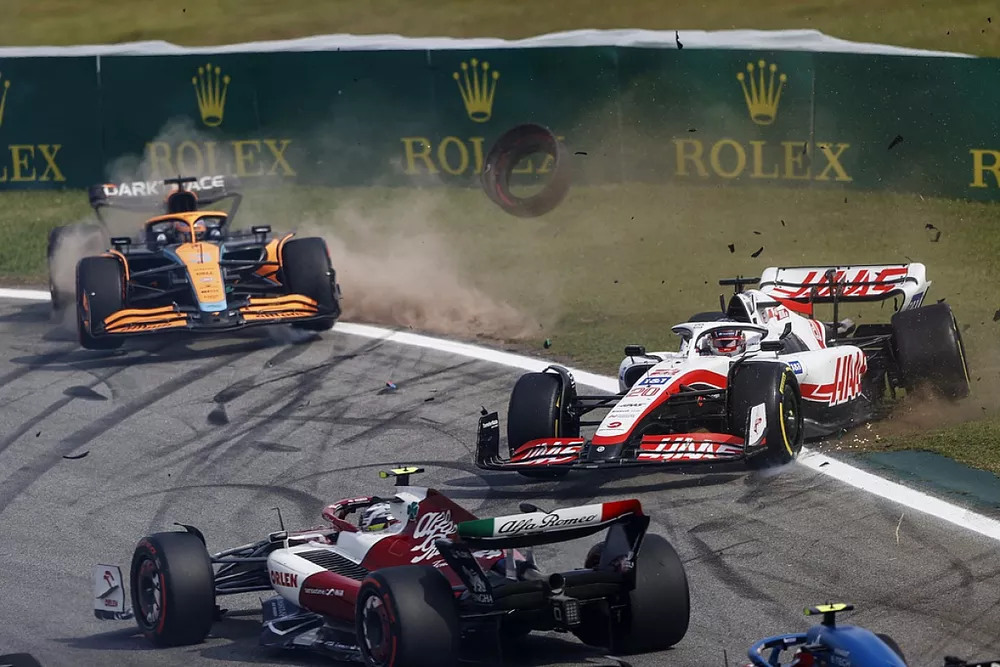 Daniel Ricciardo, McLaren MCL36, Kevin Magnussen, Haas VF-22, se estrellan al inicio de la carrera