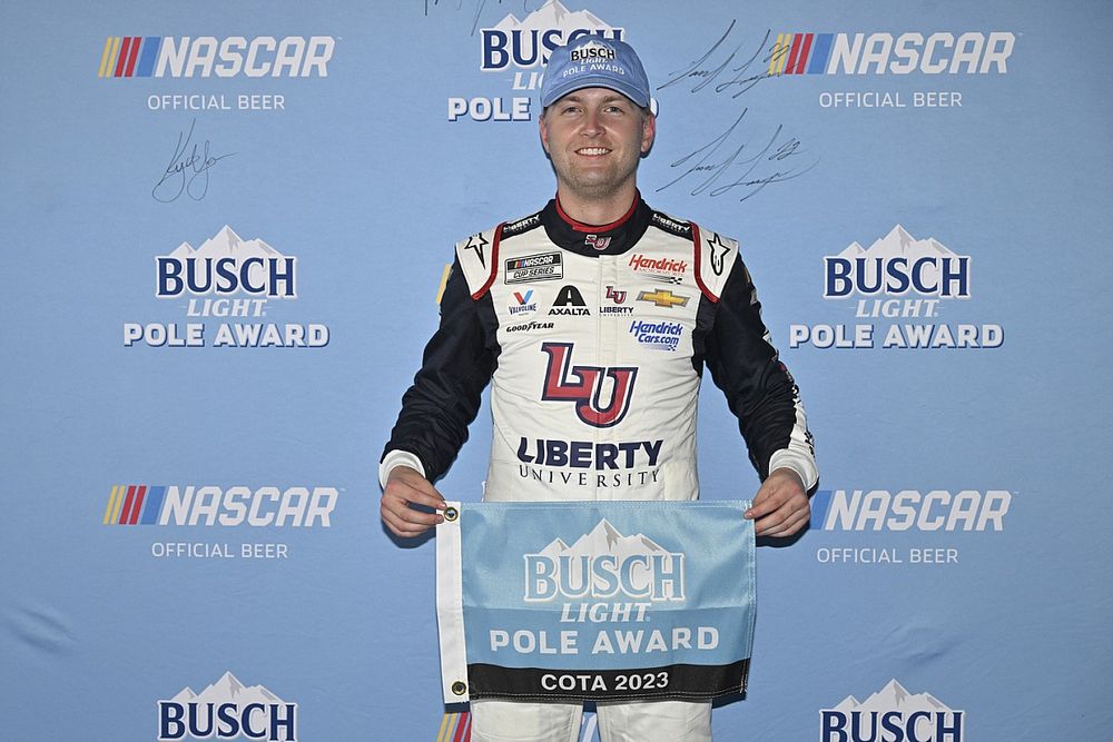 Ganador de la pole William Byron, Hendrick Motorsports, Liberty University Chevrolet Camaro 