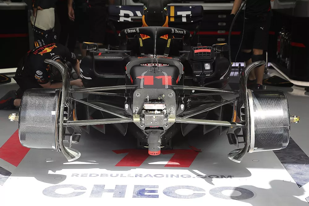 Red Bull Racing RB18 front suspension