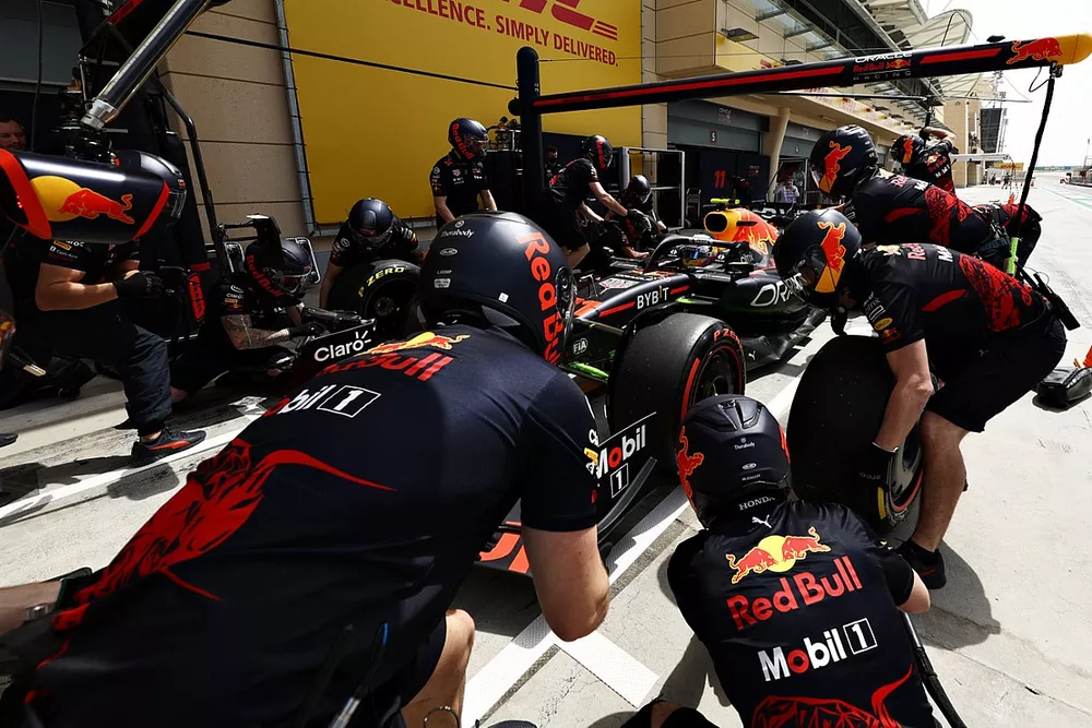 Sergio P&eacute;rez, Red Bull Racing RB18, hace un pitstop 