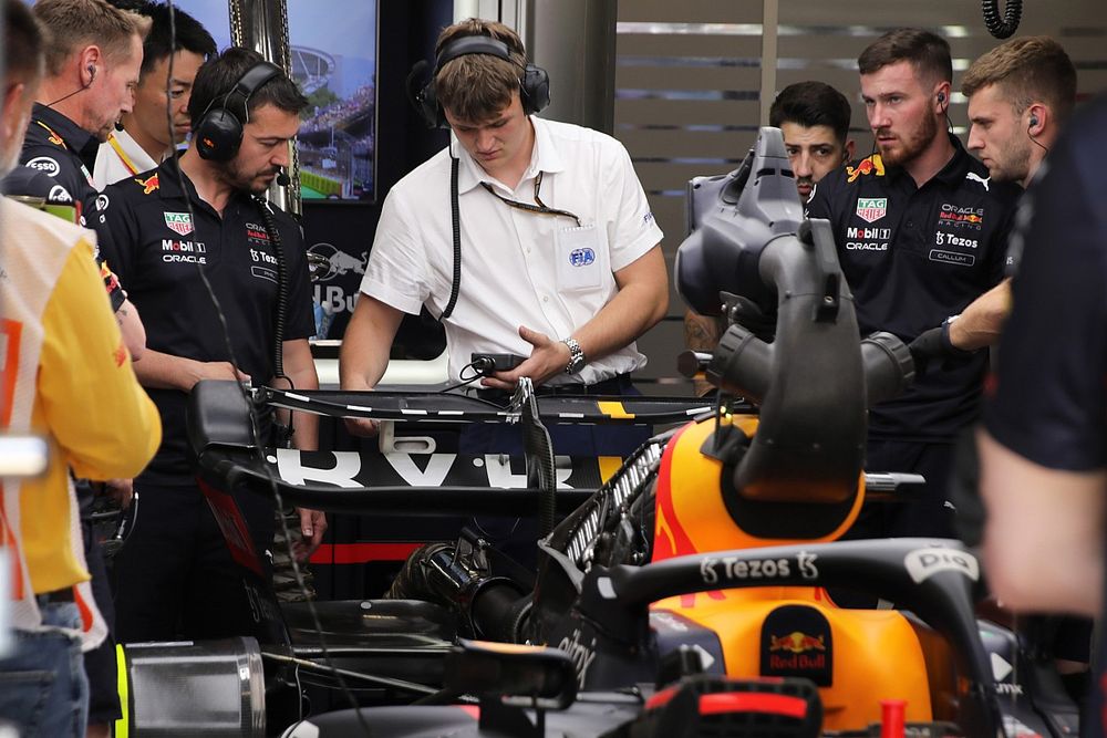 Mechanics work on the DRS of Max Verstappen, Red Bull RB18