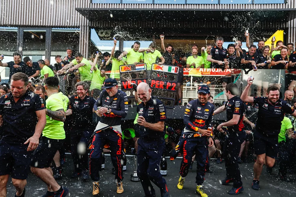 El equipo Red Bull,  Max Verstappen, Red Bull Racing, Sergio P&eacute;rez, Red Bull Racing, Adrian Newey, Jefe de Tecnolog&iacute;a, Red Bull Racing y Christian Horner, Director del Equipo, Red Bull Racing, celebran su resultado de 1-2