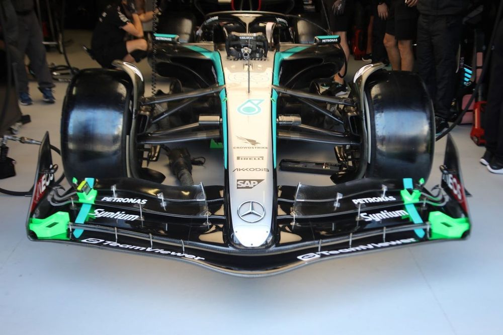 Mercedes W15 detalle del aler&oacute;n delantero