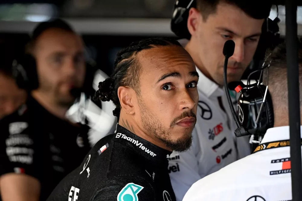 Lewis Hamilton, equipo Mercedes-AMG F1, en el garaje 