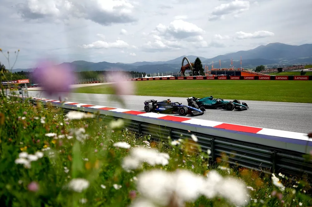 Lance Stroll, Aston Martin AMR24, Alex Albon, Williams FW46
