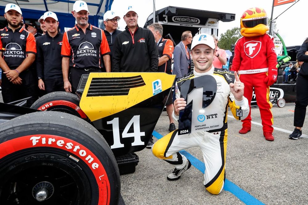 Santino Ferrucci, A.J. Foyt Enterprises Chevrolet celebra la pole position en Portland