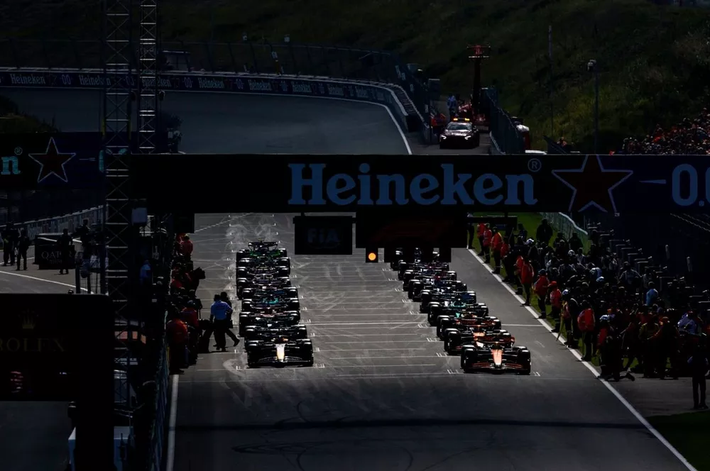 Auto's op de grid voor de formatieronde
