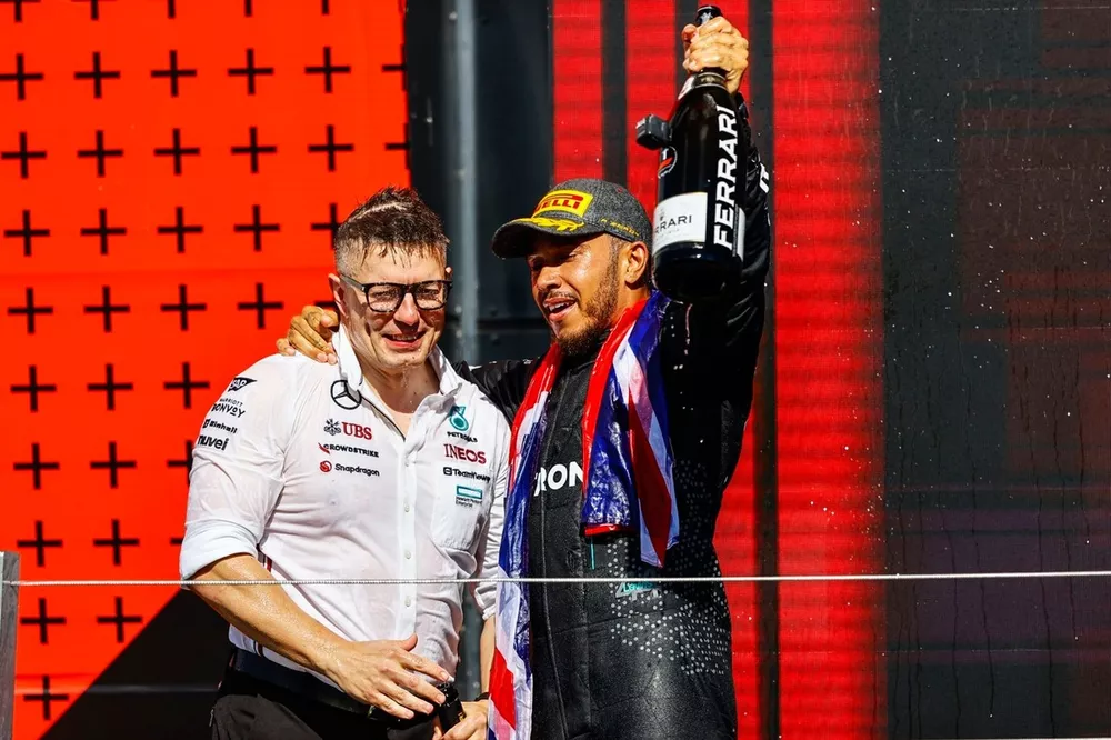 Peter Bonnington, ingénieur de course, Mercedes-AMG F1 Team, Lewis Hamilton, Mercedes-AMG F1 Team, vainqueur, sur le podium