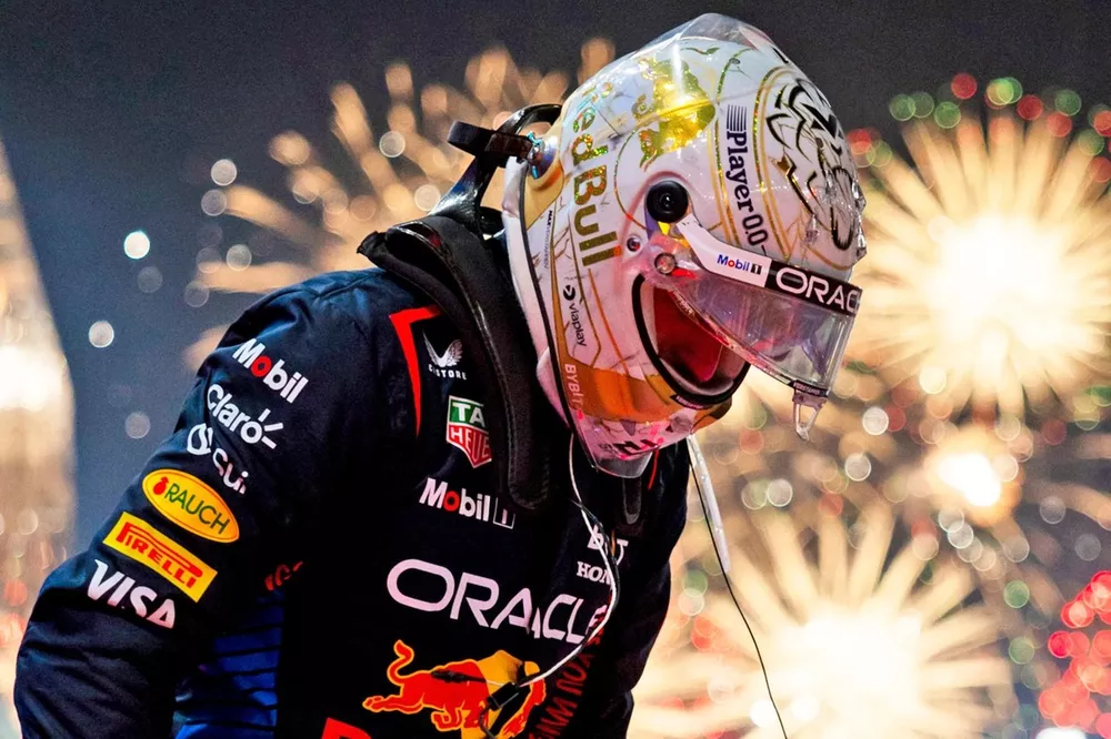 Vuurwerk verlicht de hemel als Max Verstappen, Red Bull Racing RB20, 1e positie, viert bij aankomst in Parc Ferme