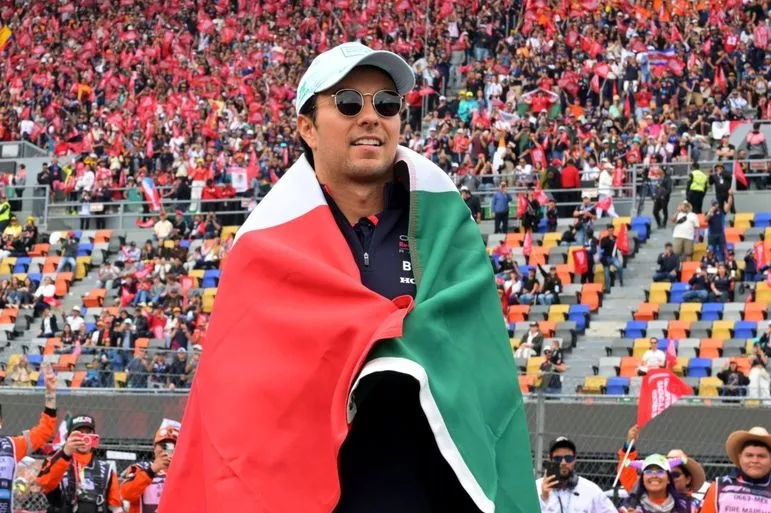 Sergio Perez, Red Bull Racing, con la bandiera messicana
