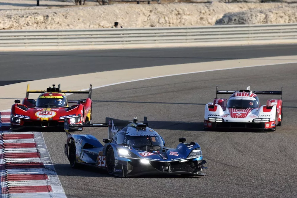 #35 Alpine Endurance Team Alpine A424: Paul-Loup Chatin, Ferdinand Habsburg-Lothringen, Jules Gounon, #50 Ferrari AF Corse Ferrari 499P: Antonio Fuoco, Miguel Molina, Nicklas Nielsen