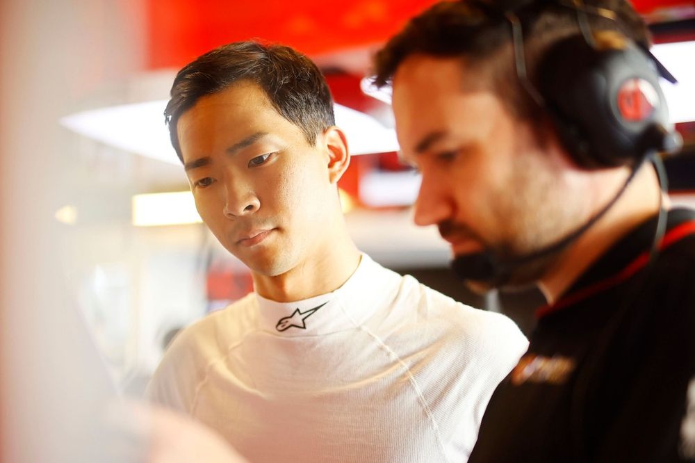 Ryo Hirakawa, Haas F1 Team, with his engineer