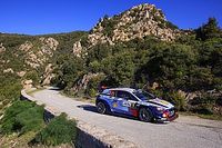 Neuville lidera en Francia y Sordo llega al podio tras el abandono de Meeke
