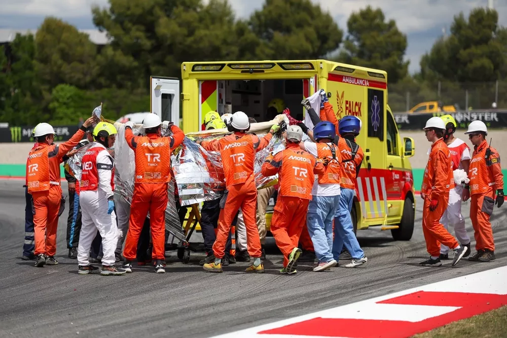 Alex Marquez, Gresini Racing, install&eacute; dans une ambulance apr&egrave;s sa chute
