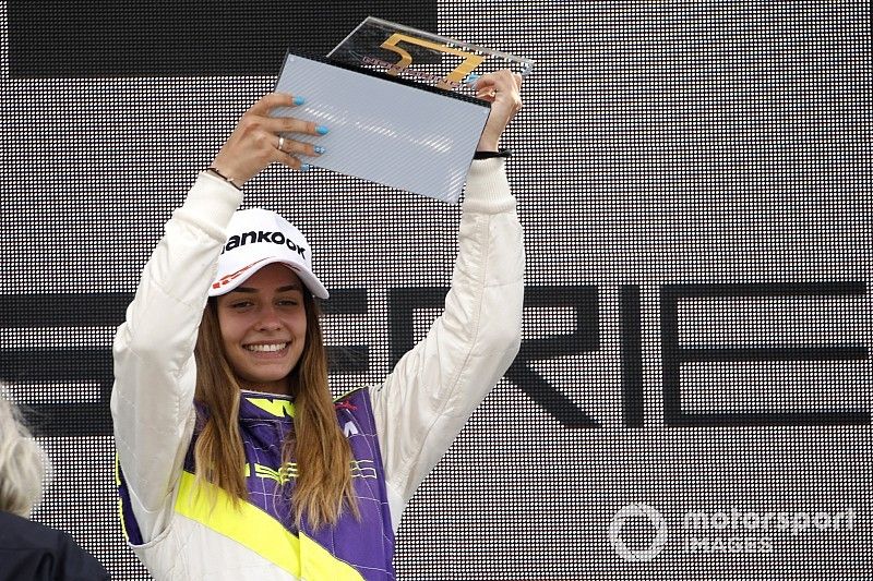 Podio: la ganadora de la carrera Marta García