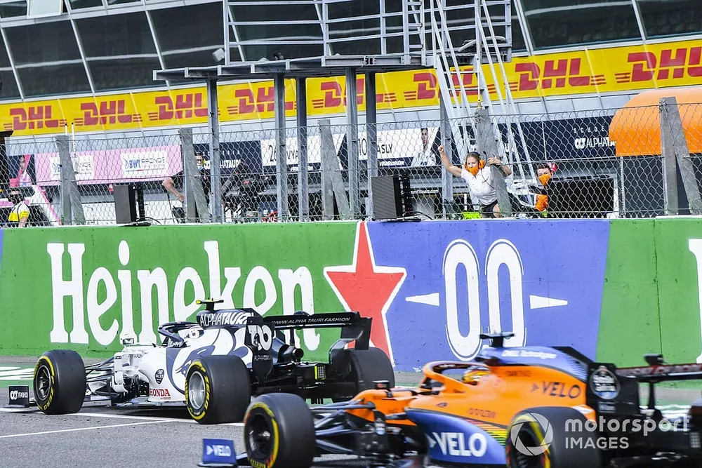 Pierre Gasly, AlphaTauri AT01, 1er puesto, gana por delante de Carlos Sainz Jr., McLaren MCL35, 2&ordm; puesto