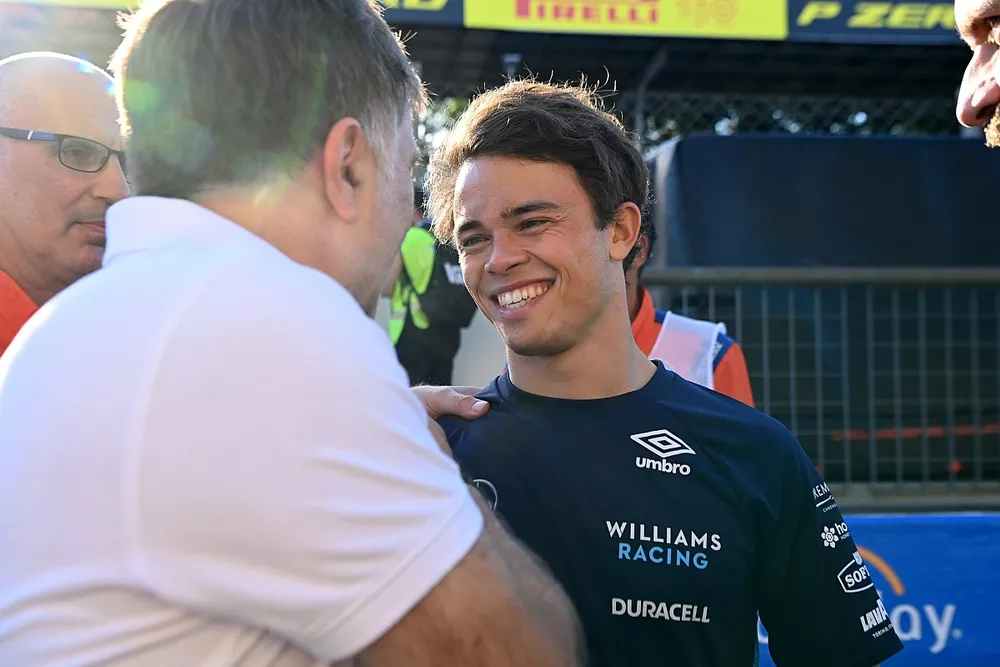 Jost Capito, director general de Williams Racing, y Nyck de Vries, de Williams Racing, celebran despu&eacute;s de que este &uacute;ltimo consiga puntos en su debut en la F1