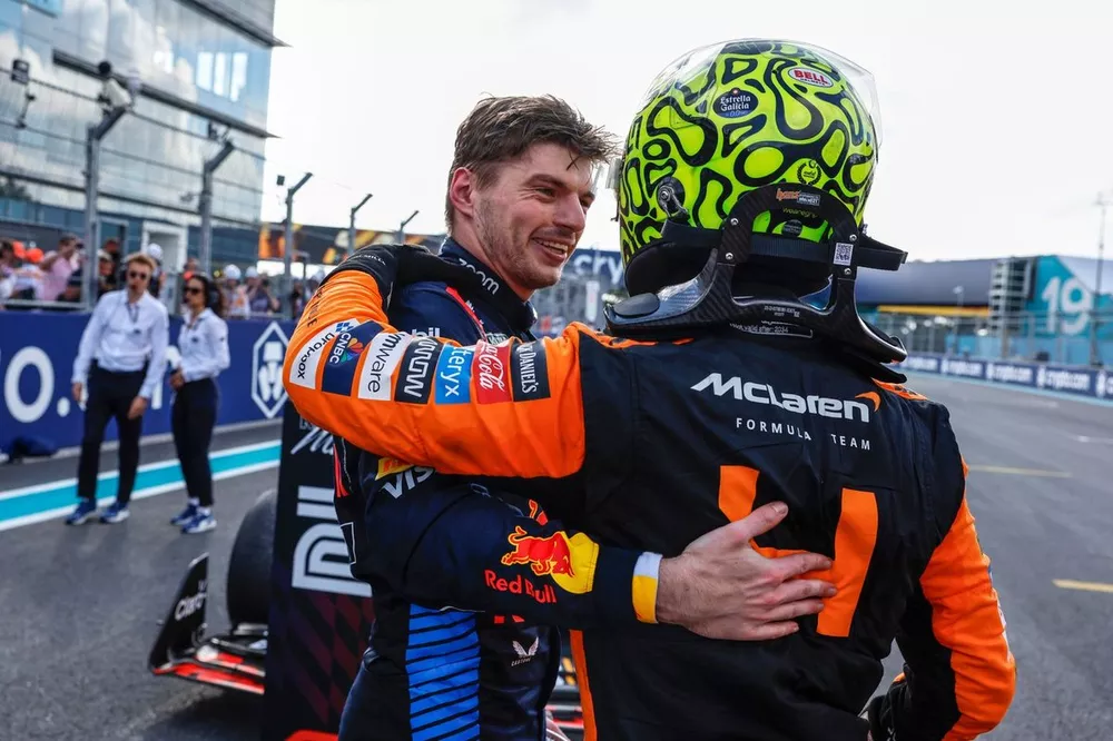 Max Verstappen, Red Bull Racing, 2&ordf; posi&ccedil;&atilde;o, parabeniza Lando Norris, McLaren F1 Team, 1&ordf; posi&ccedil;&atilde;o, no Parc Ferme 