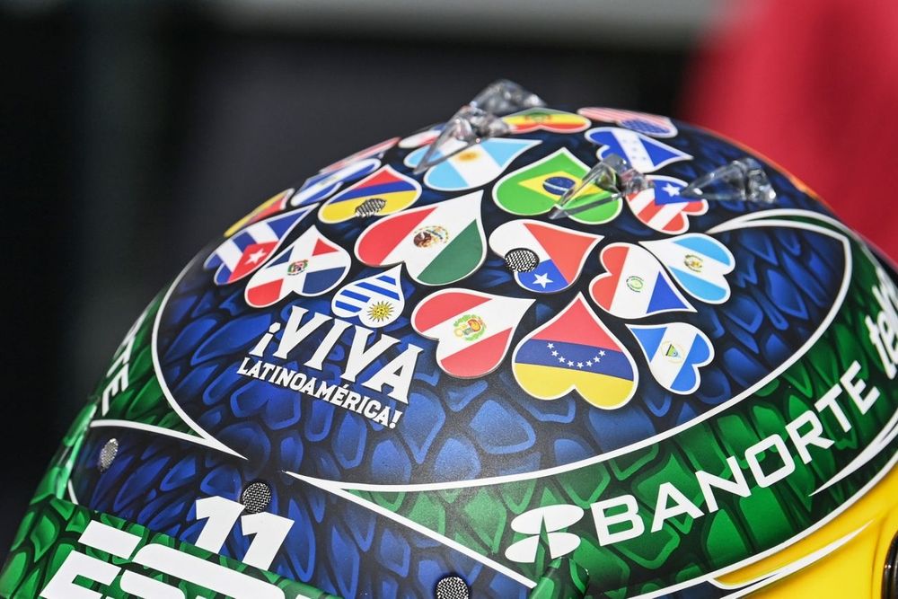 Casco especial de Sergio Pérez, Red Bull Racing, con las banderas de América Latina