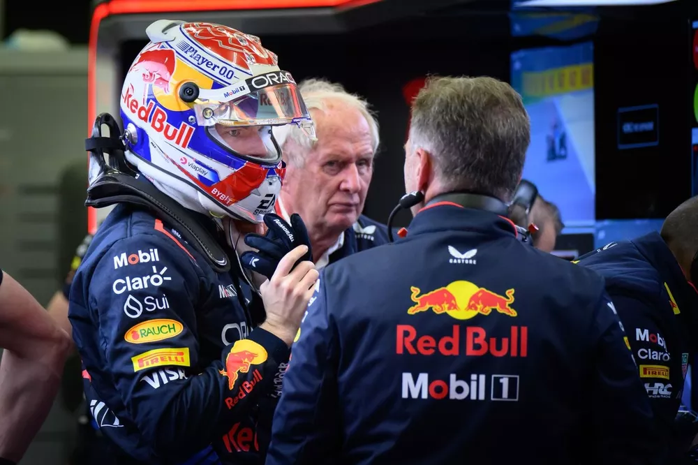 Max Verstappen entour&eacute; d'Helmut Marko et Christian Horner