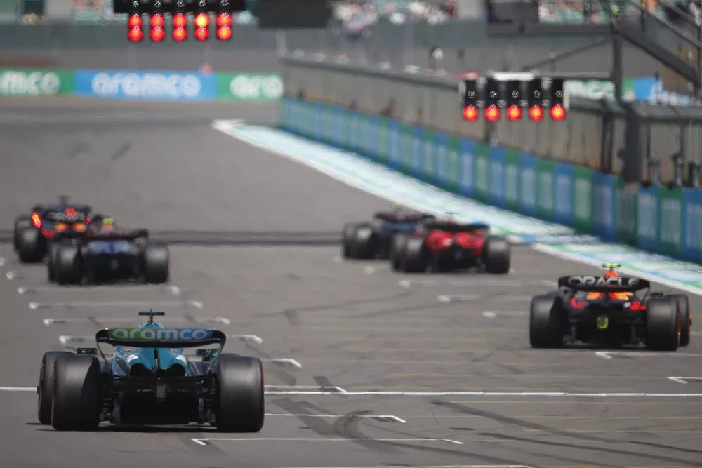 Los pilotos practican procedimientos de salida al final de la FP1