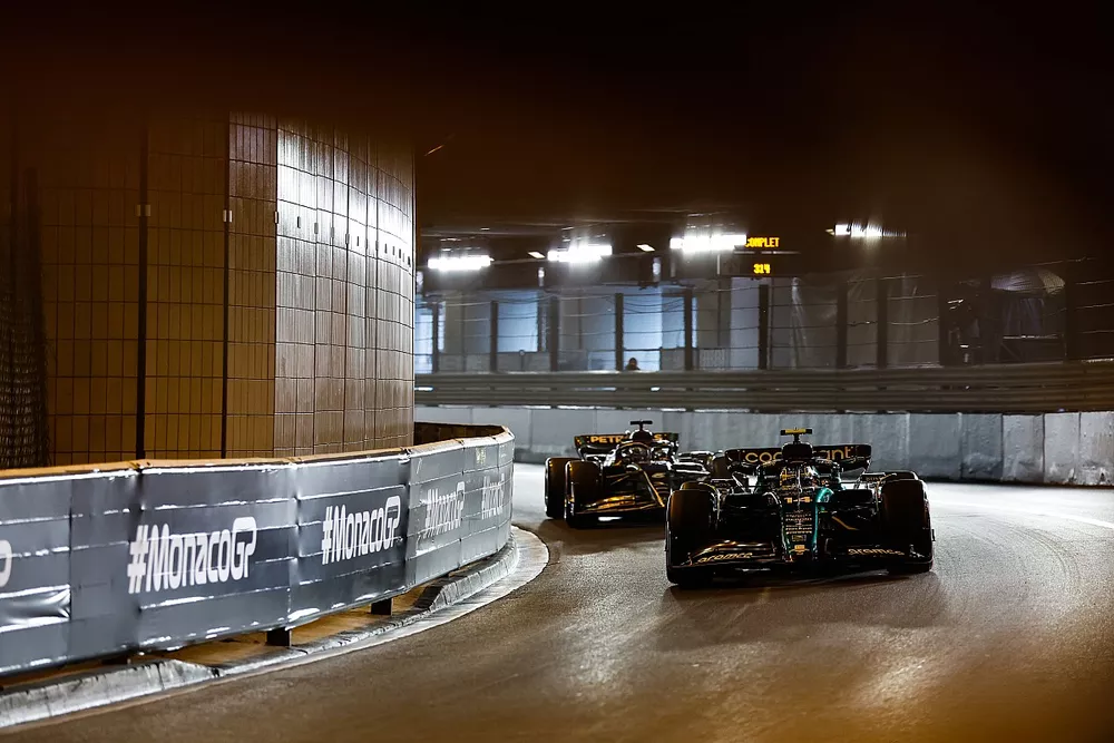 Fernando Alonso, Aston Martin AMR23, George Russell, Mercedes F1 W14