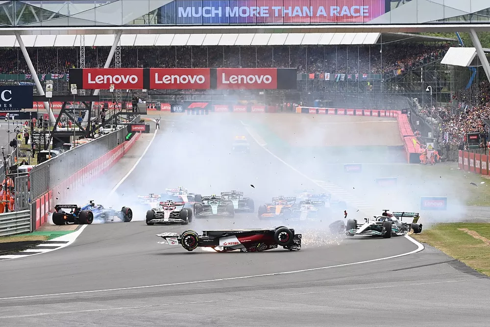 Max Verstappen, Red Bull Racing RB18, mientras se produce un accidente en el que est&aacute;n implicados George Russell, Mercedes W13, Zhou Guanyu, Alfa Romeo C42, Alex Albon, Williams FW44, Esteban Ocon, Alpine A522, Yuki Tsunoda, AlphaTauri AT03