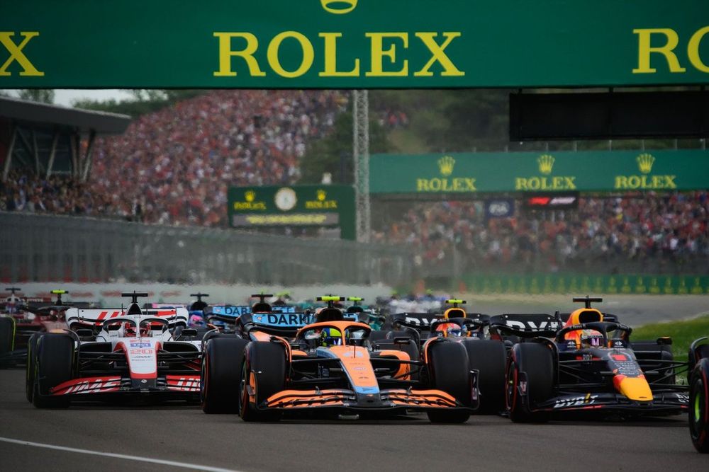 Kevin Magnussen, Haas VF-22,Lando Norris, McLaren MCL36,Max Verstappen, Red Bull Racing RB18