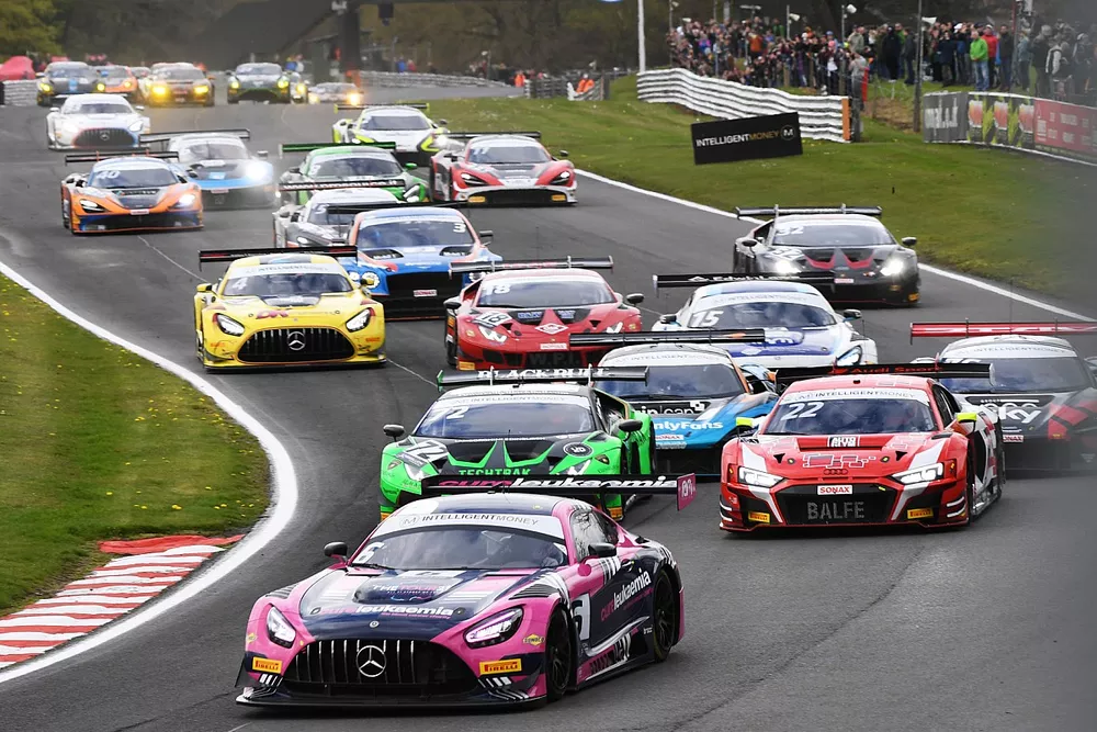 Start action, #6 RAM Racing Mercedes-AMG GT3: Ian Loggie, Jules Gounon leads