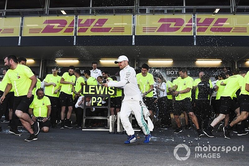 Valtteri Bottas, Mercedes AMG F1, 1ª posición, y el equipo Mercedes celebran después de la carrera