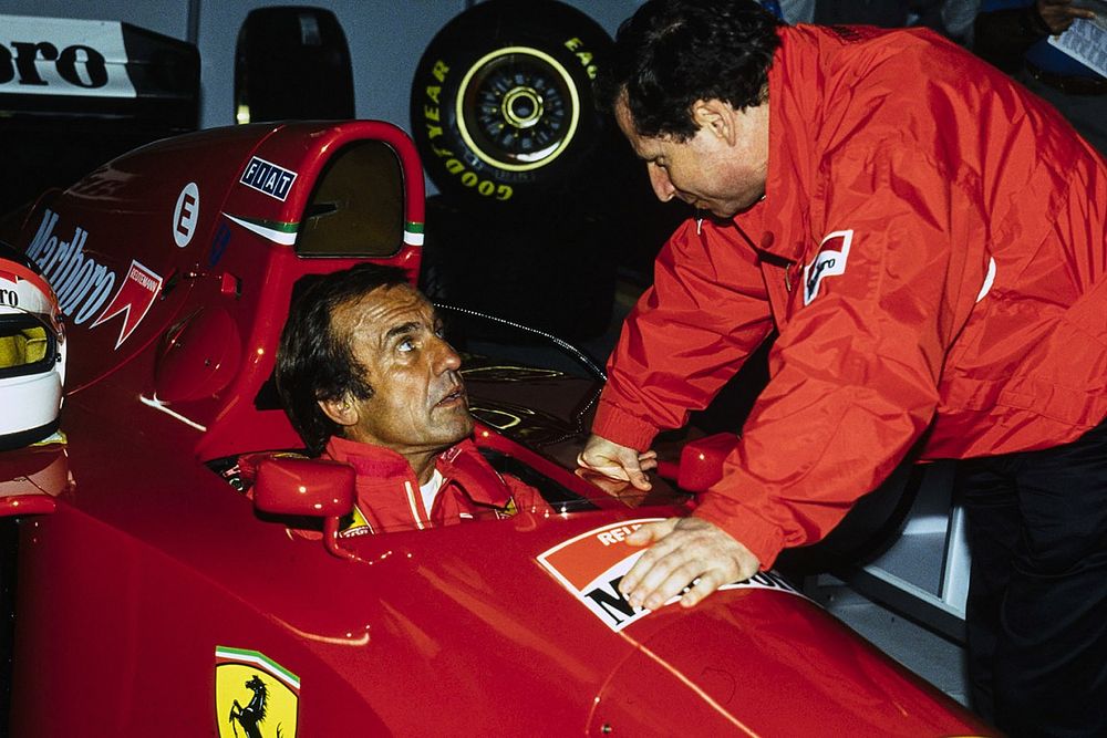Carlos Reutemann se sienta en la Ferrari 412T1 mientras habla con Jean Todt