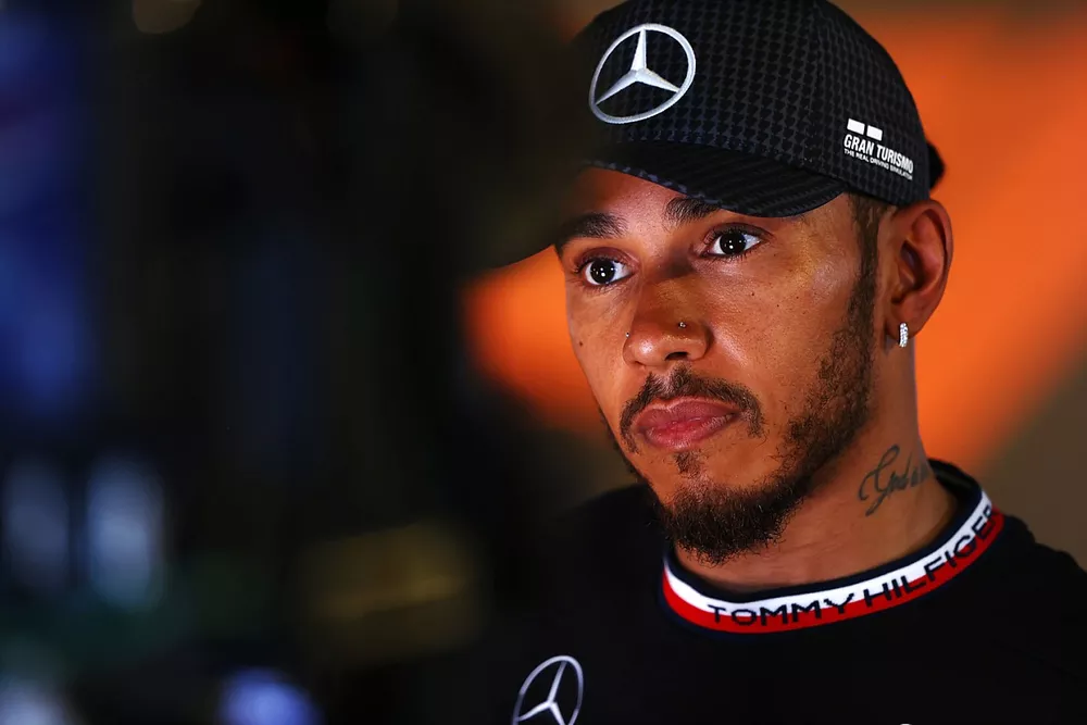 Lewis Hamilton, Mercedes-AMG, es entrevistado tras la clasificaci&oacute;n