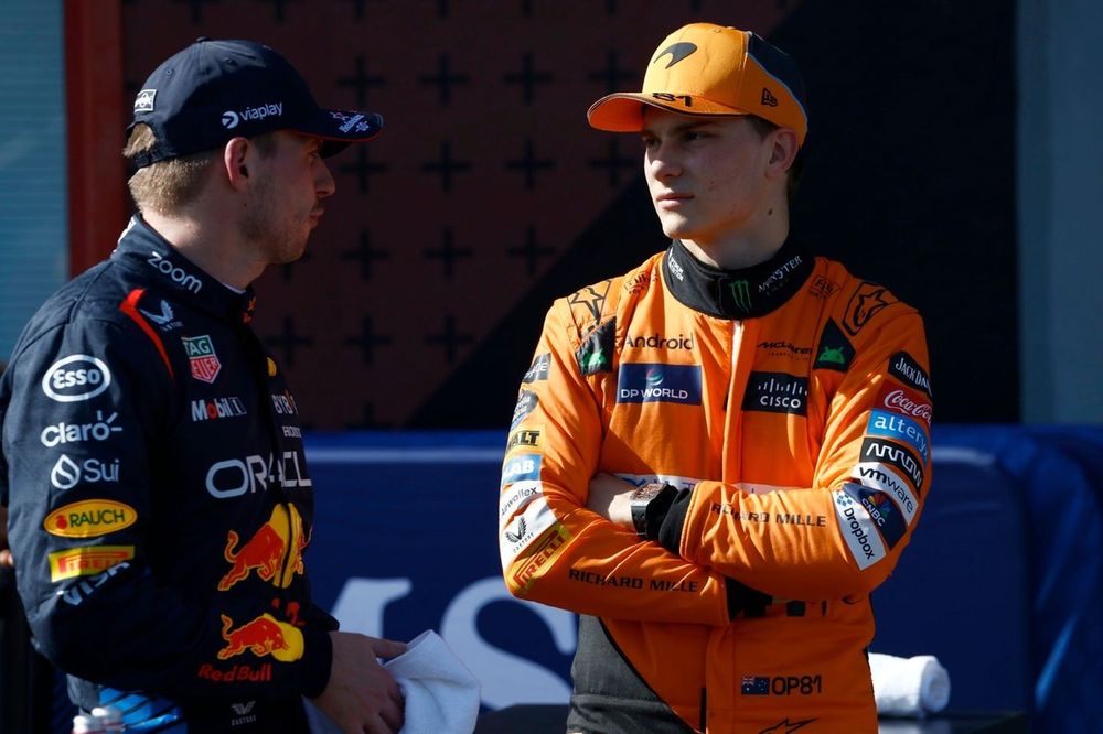 Ganador de la pole, Max Verstappen, Red Bull Racing, Oscar Piastri, McLaren F1 Team, en el Parc Ferme tras la clasificación.