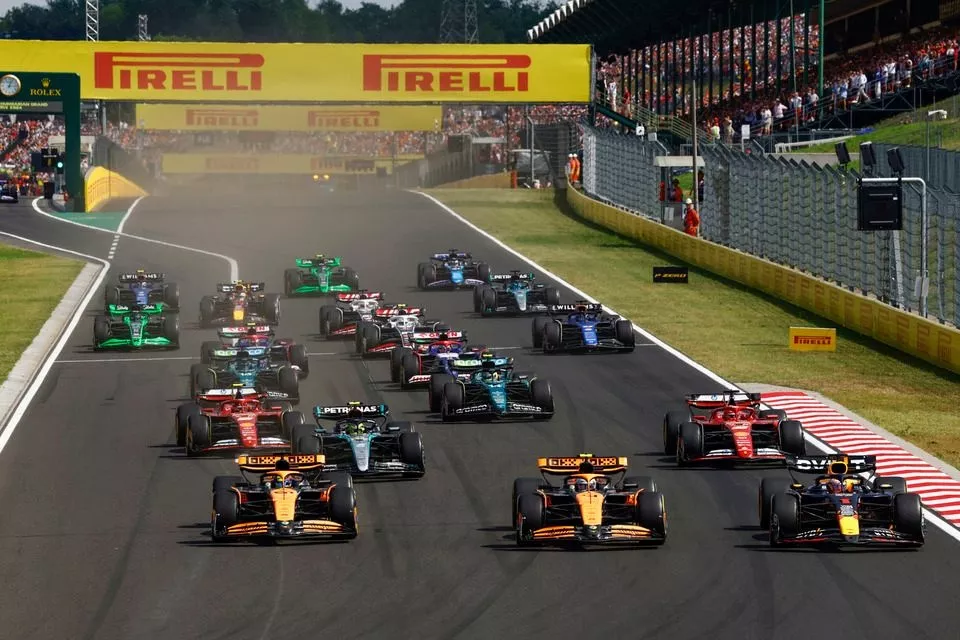 Lando Norris, McLaren MCL38, Max Verstappen, Red Bull Racing RB20, Oscar Piastri, McLaren MCL38, Lewis Hamilton, Mercedes F1 W15, Charles Leclerc, Ferrari SF-24, Carlos Sainz, Ferrari SF-24, the rest of the field at the start