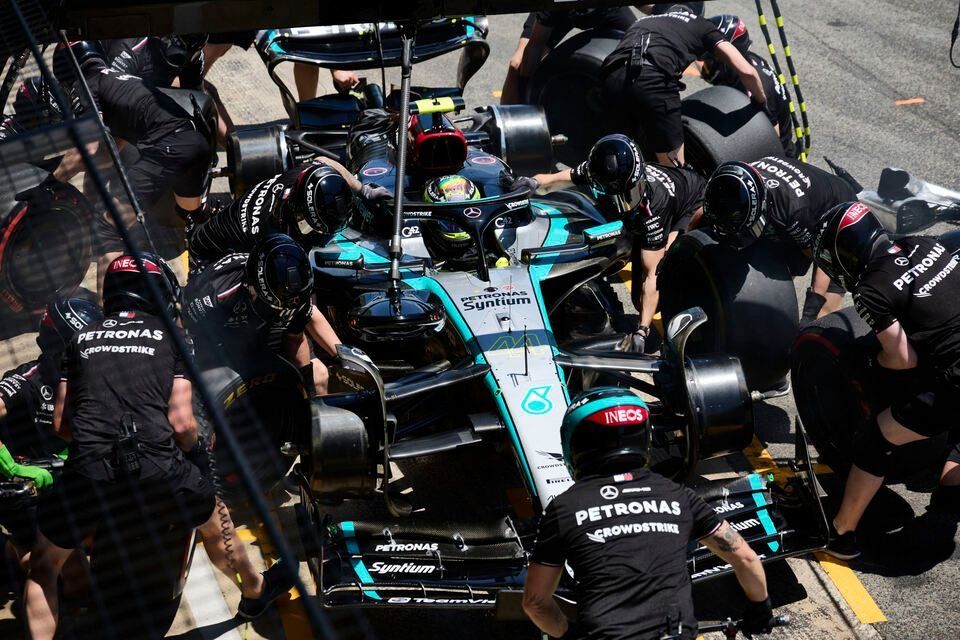 El equipo de boxes cambia los neumáticos de Lewis Hamilton, Mercedes F1 W15