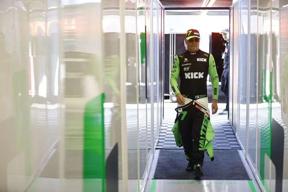 Valtteri Bottas, KICK Sauber, in the garage 