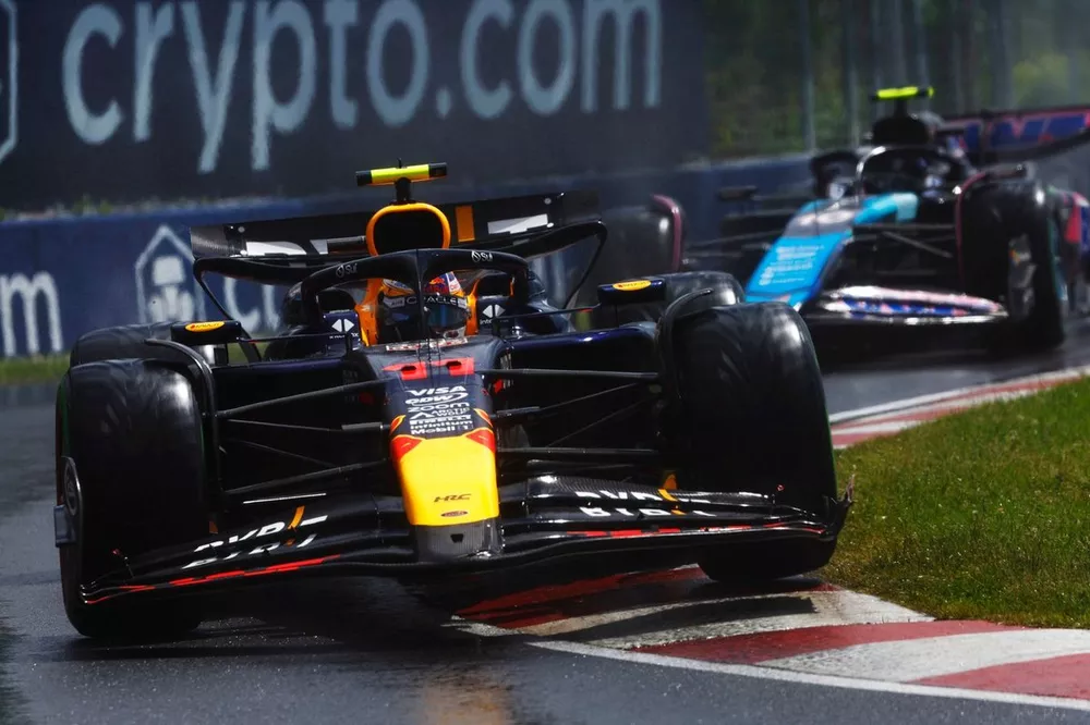 Sergio Perez, Red Bull Racing RB20, Pierre Gasly, Alpine A524