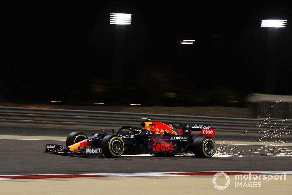 Sergio Pérez, Red Bull Racing RB16B, saca algunas chispas