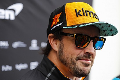 Sainz reméli, Alonso visszatér és a bajnoki címért harcolhat a Forma-1-ben