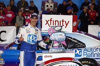 Logano gana en Charlotte; Suárez avanza en el Chase 