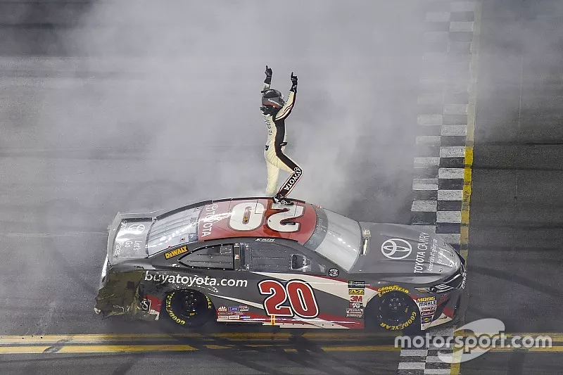 Erik Jones, Joe Gibbs Racing, Toyota Camry buyatoyota.com, celebra