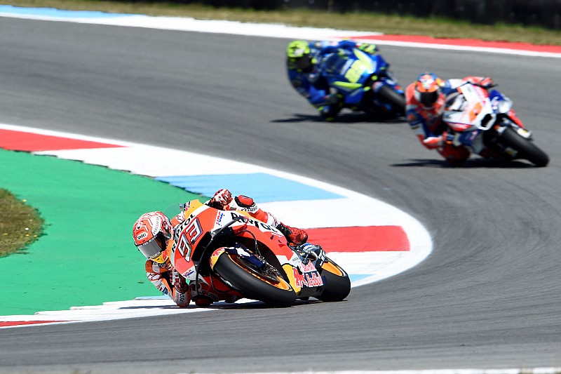 Гонщики MotoGP устроили фестиваль обгонов в Ассене, победил Маркес